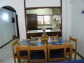 vista zona de refeições e cozinha