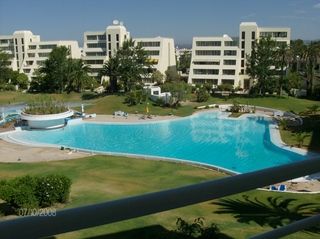 Vista da varanda para a piscina e jardins